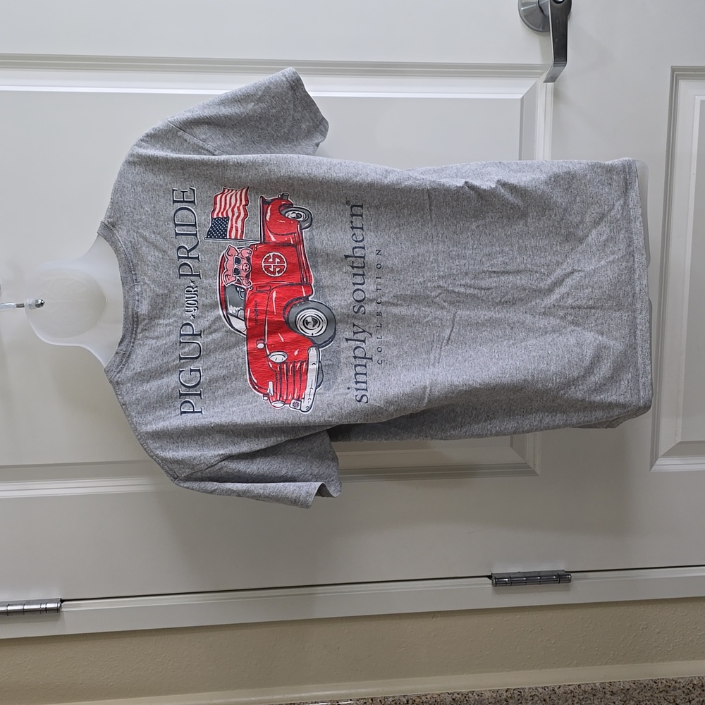 Simply‎ Southern Collection T-shirt Size Medium